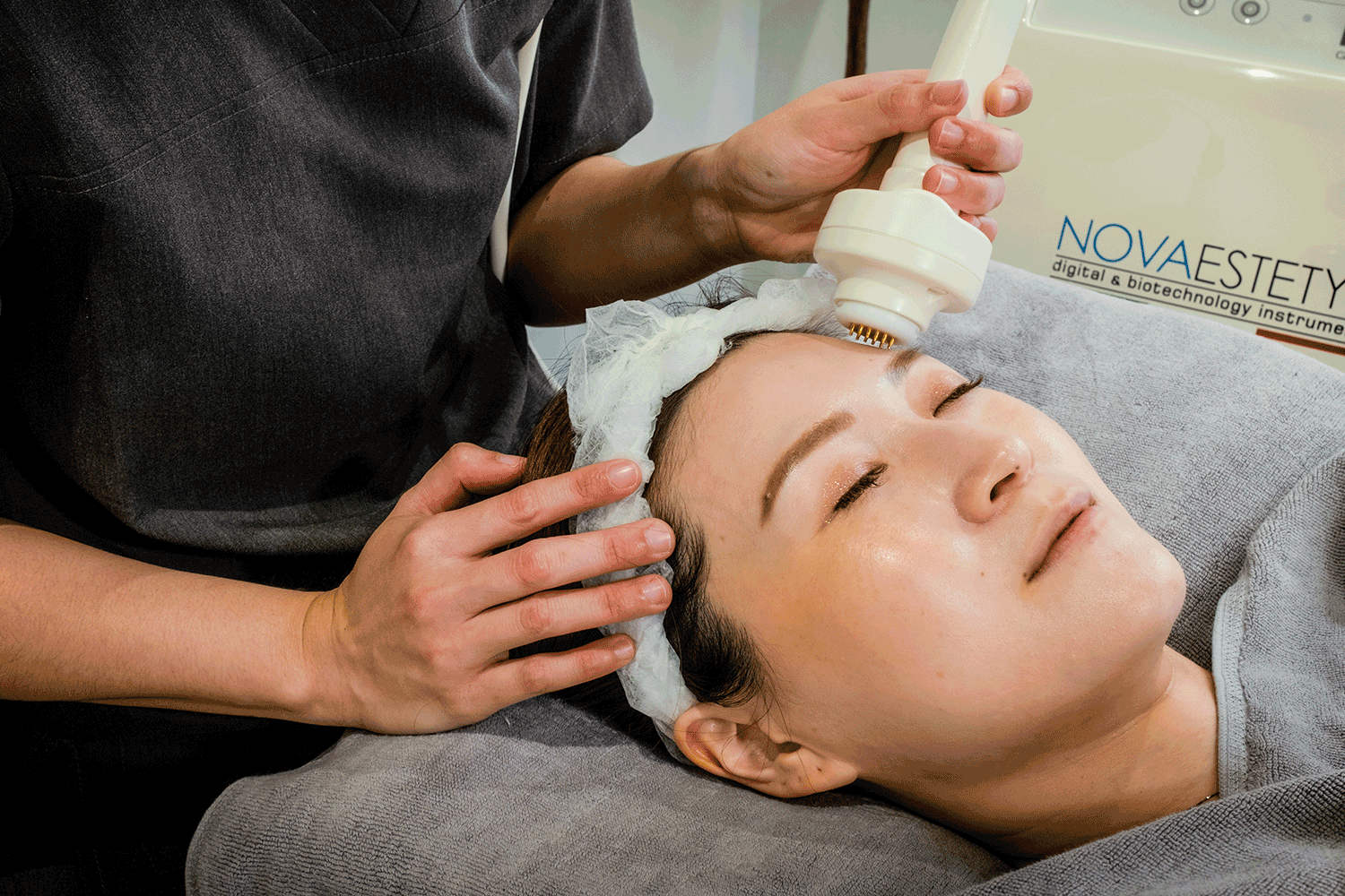 Image showing an Aurra therapist performing the Collagen Rejuvenation Therapy Facial.