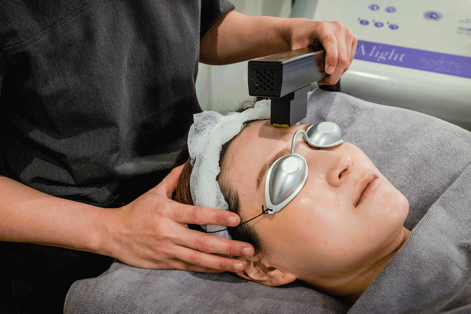 Image showing a client undergoing the Infrared Facial at Aurra.