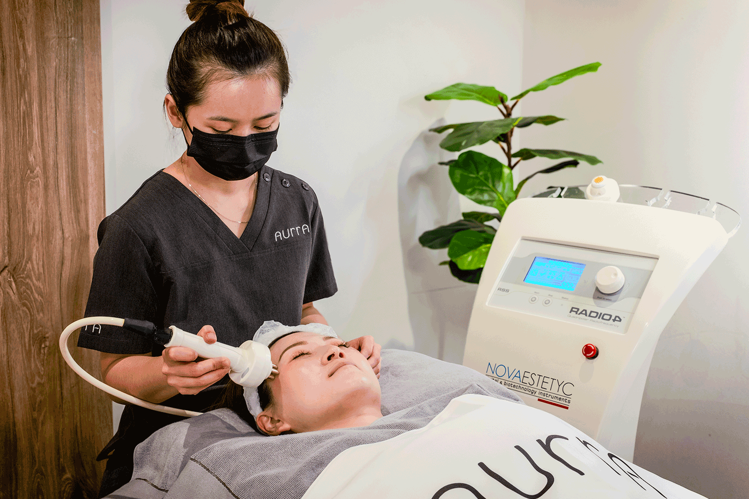 Image showing an Aurra therapist performing the RF Collagen Remodelling Facial.