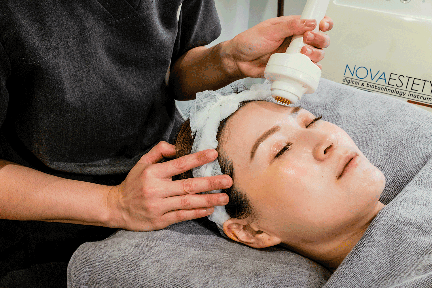 Image showing a client undergoing the Skin Tightening Facial at Aurra.